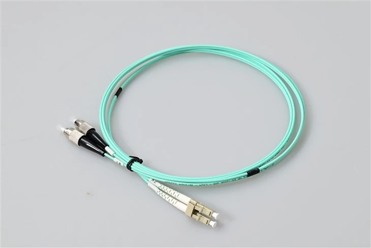LC UPC to FC UPC OM3 Multimode Duplex Patch Cable – G657A1 Bend Insensitive, 10mm Min. רדיוס עיקול, 2.0 מ"מ LSZH