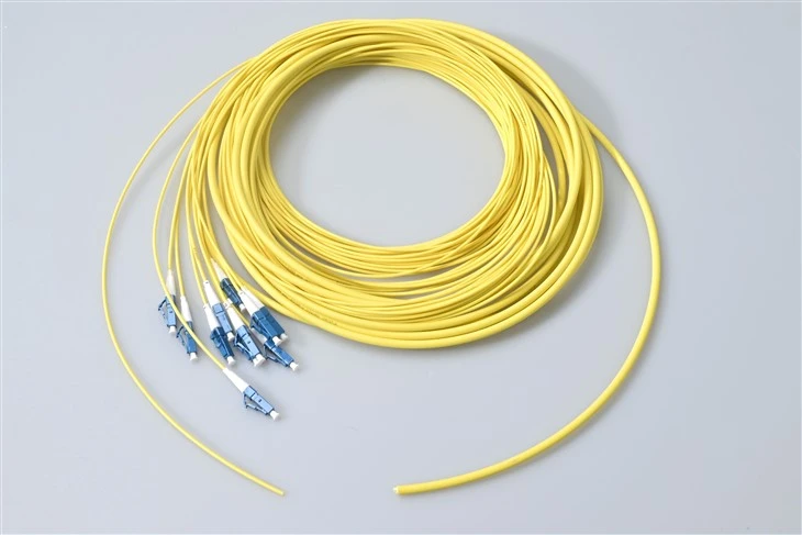 SC/UPC 12 ליבות סיבים אופטיים Pigtail, 9/125 SM 0.9mm PVC/LSZH
